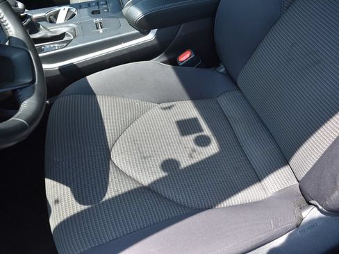 Used 2025 Toyota Highlander LE FWD image 11