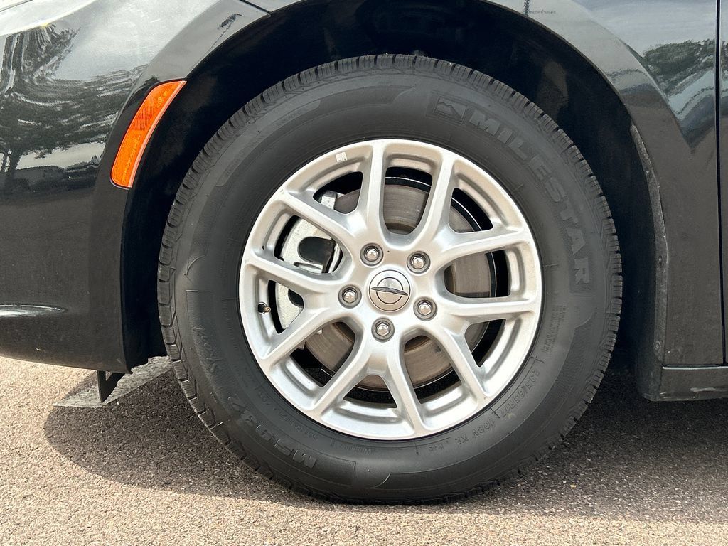 Used 2024 Chrysler Pacifica Touring-L FWD image 27