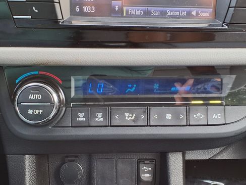 Used 2016 Toyota Corolla LE FWD image 17
