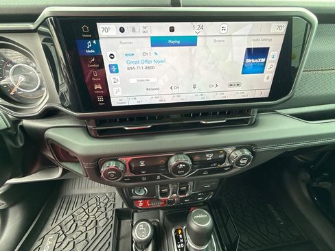 Used 2025 Jeep Gladiator Mojave AWD/4WD image 29
