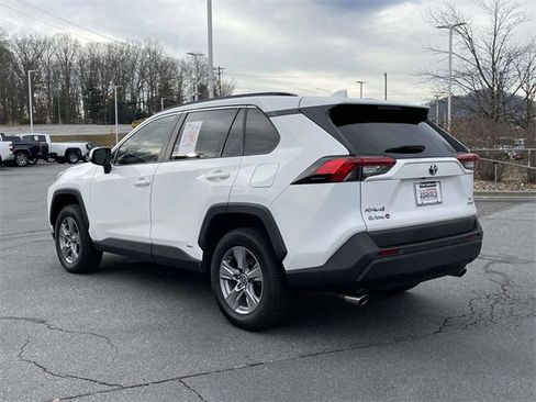 Used 2022 Toyota RAV4 XLE image 3
