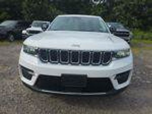Used 2023 Jeep Grand Cherokee Laredo AWD/4WD image 2