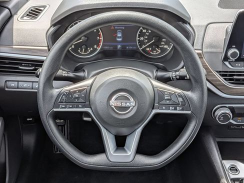 Used 2025 Nissan Altima 2.5 SV FWD image 19