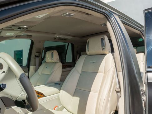 Used 2024 Cadillac Escalade Sport Platinum w/ LPO, ONYX Package AWD/4WD image 12