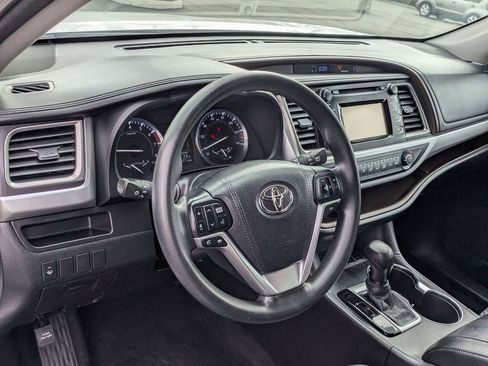 Used 2015 Toyota Highlander LE image 4
