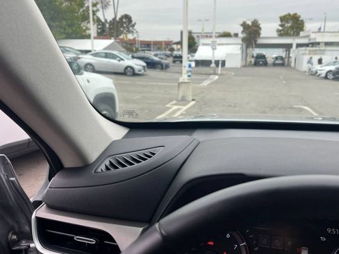 Used 2025 Toyota Highlander LE FWD image 33