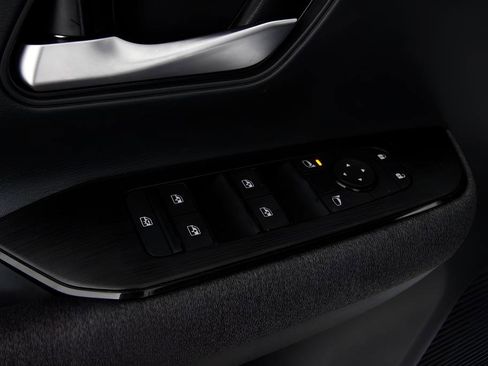 Used 2025 Nissan Kicks SV image 29