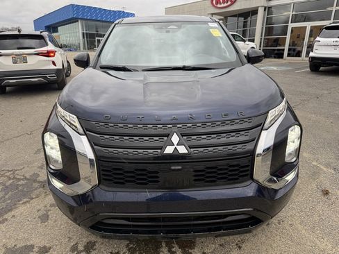 Used 2022 Mitsubishi Outlander SE image 2