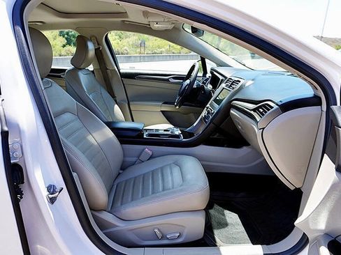 Used 2018 Ford Fusion SE w/ Fusion SE Technology Package FWD image 11