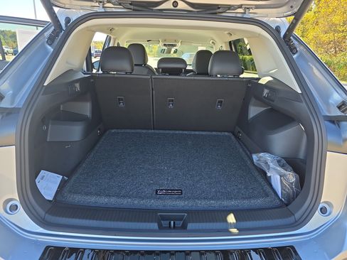 New 2025 Volkswagen Tiguan SE image 12