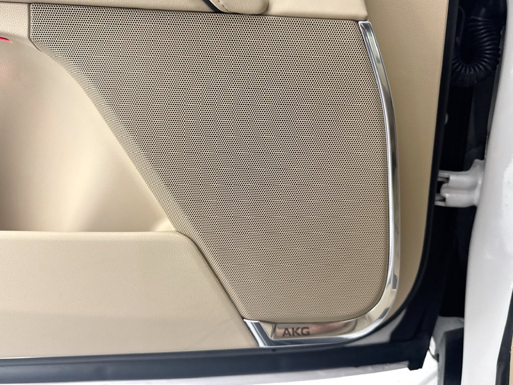 Used 2024 Cadillac Escalade ESV Premium Luxury AWD/4WD image 18
