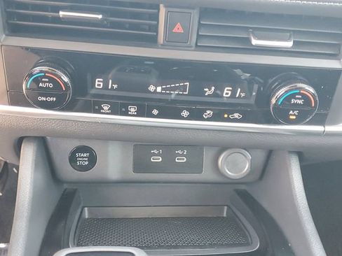 Used 2025 Nissan Rogue SV FWD image 30