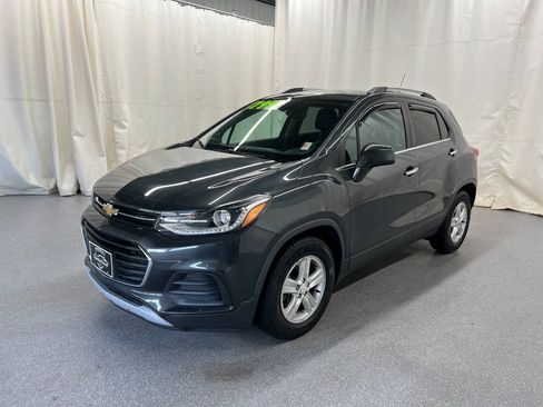 Used 2017 Chevrolet Trax LT w/ LT Convenience Package FWD image 1