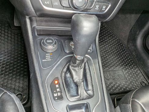 Used 2020 Jeep Cherokee Latitude Plus w/ Cold Weather Group AWD/4WD image 22
