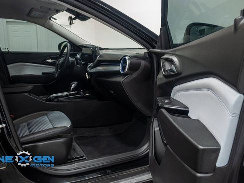 Used 2025 Chevrolet Trax LT w/ Driver Confidence Package image 37