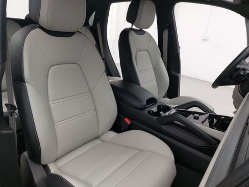 Certified 2026 Porsche Cayenne AWD/4WD image 12