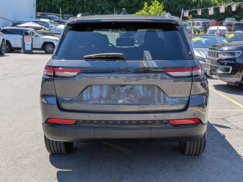 Used 2023 Jeep Grand Cherokee Altitude AWD/4WD image 9