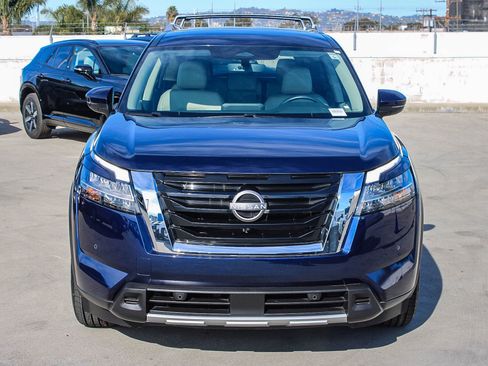 Used 2023 Nissan Pathfinder SL image 2