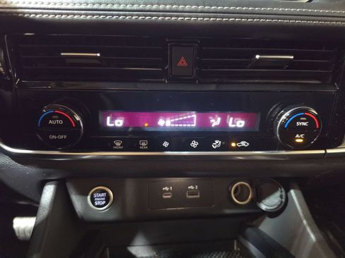 Used 2021 Nissan Rogue SV AWD/4WD image 16