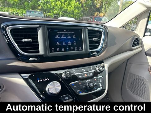 Used 2018 Chrysler Pacifica Touring-L FWD image 12