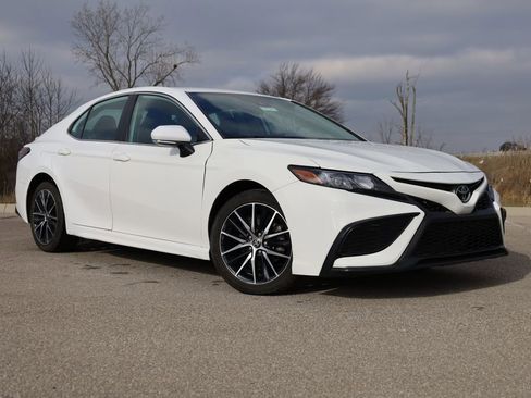 Used 2022 Toyota Camry SE image 1