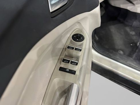 Used 2017 Ford Escape Titanium image 19