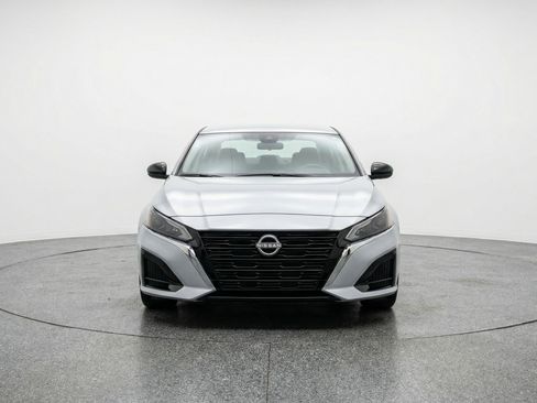 Used 2025 Nissan Altima 2.5 SV image 2