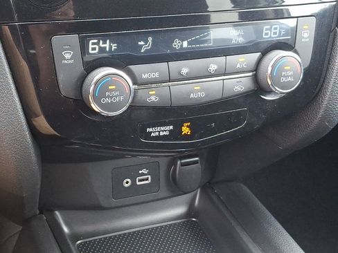 Used 2018 Nissan Rogue SV AWD/4WD image 15