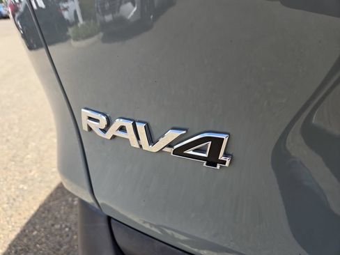 Used 2020 Toyota RAV4 XLE w/ XLE Grade Weather Package AWD/4WD image 9