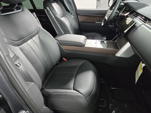 New 2025 Land Rover Range Rover SE image 3