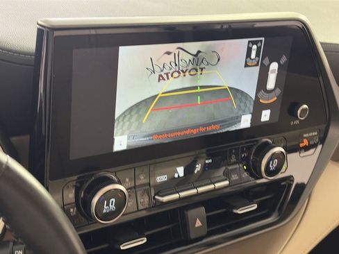 Used 2023 Toyota Highlander Limited FWD image 16