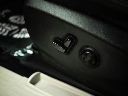 Used 2023 Chrysler Voyager LX image 15