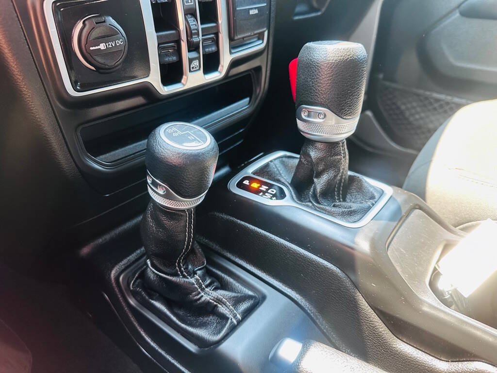 Used 2018 Jeep Wrangler Unlimited Sahara AWD/4WD image 14