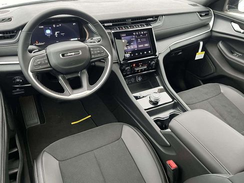 New 2025 Jeep Grand Cherokee L Altitude image 8