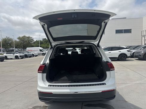 Used 2024 Volkswagen Tiguan SE w/ Panoramic Sunroof Package AWD/4WD image 10
