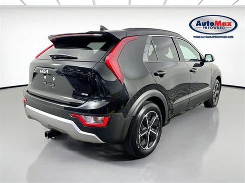 Used 2024 Kia Niro LX image 2