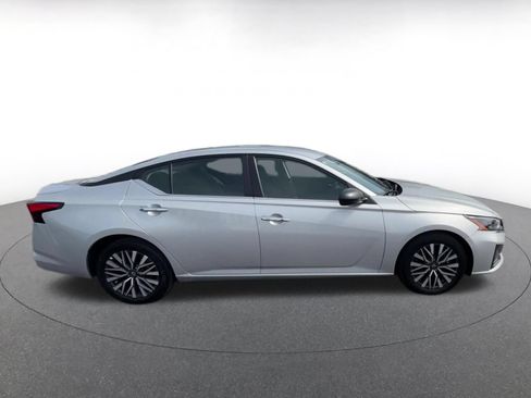 Used 2025 Nissan Altima 2.5 SV FWD image 13