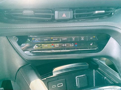 Used 2023 Buick Envision Essence w/ Sport Touring Package AWD/4WD image 17