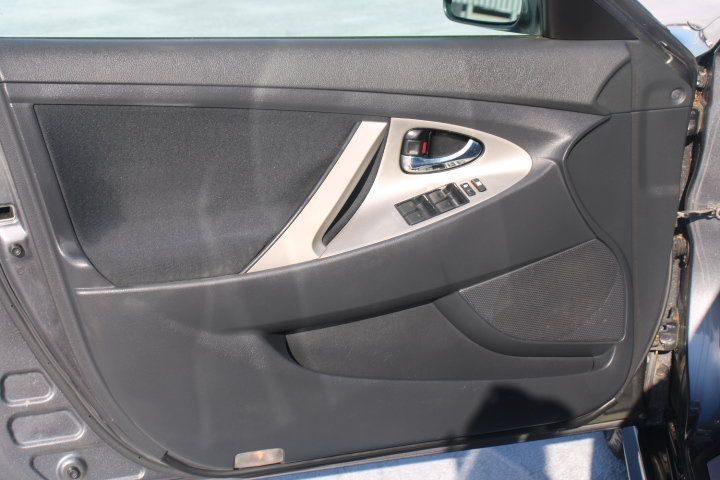 Used 2010 Toyota Camry SE FWD image 9
