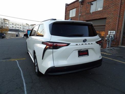 Used 2021 Toyota Sienna XLE image 5