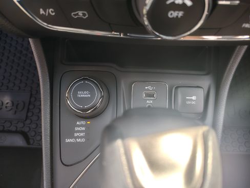 Certified 2022 Jeep Cherokee Latitude w/ Sun & Sound Group AWD/4WD image 25