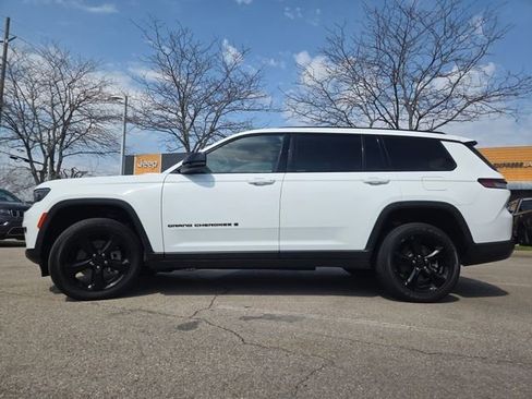 Used 2023 Jeep Grand Cherokee L Laredo image 19