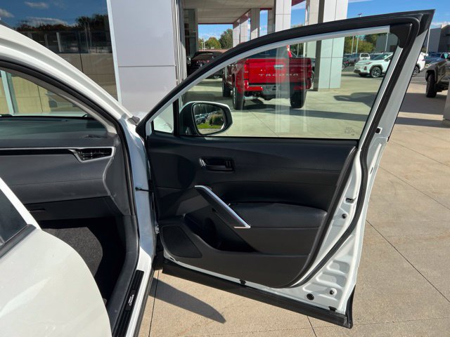 Used 2022 Toyota Corolla Cross LE AWD/4WD image 35