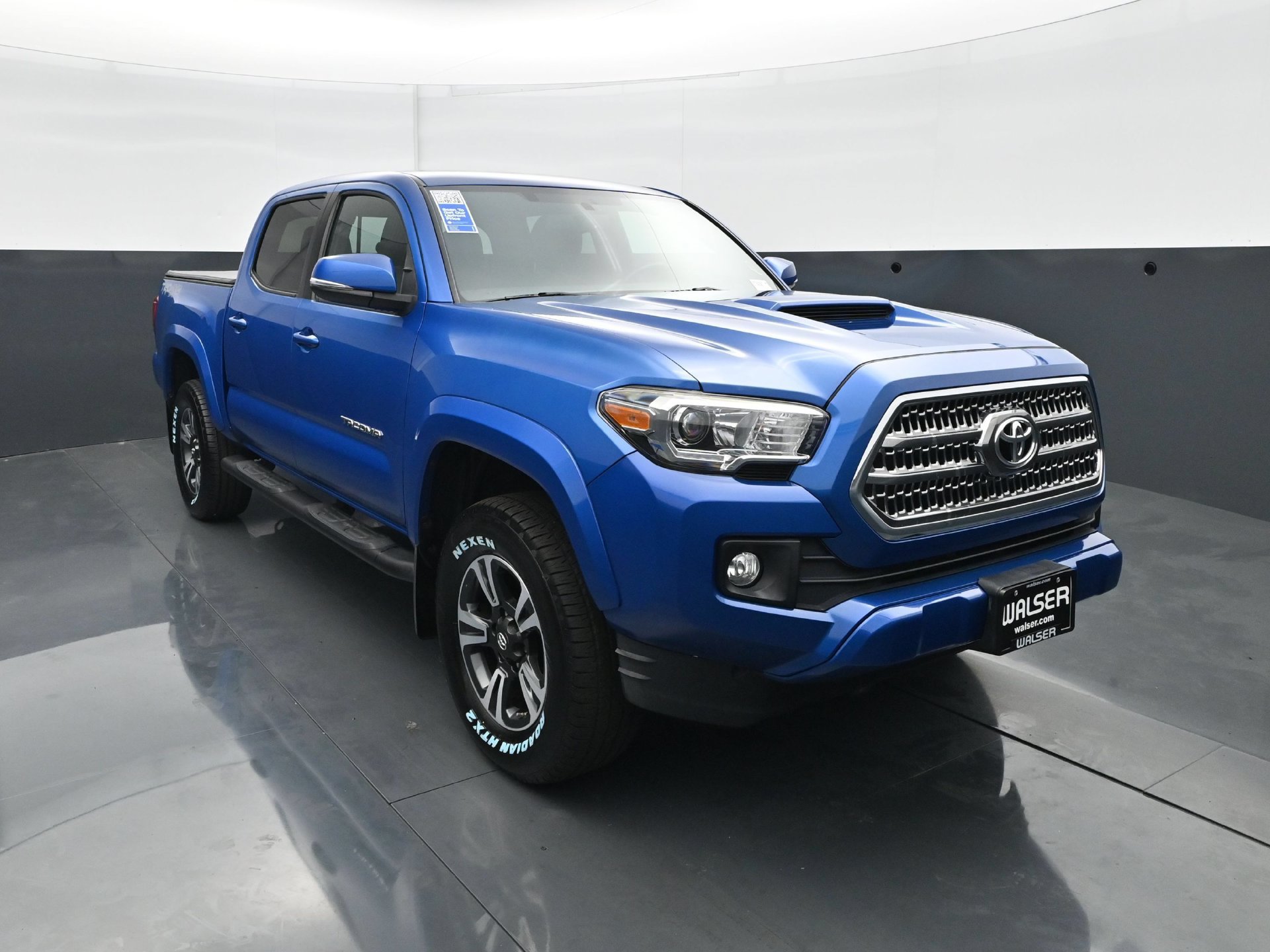 Used 2017 Toyota Tacoma TRD Sport w/ Premium & Technology Package AWD/4WD image 11