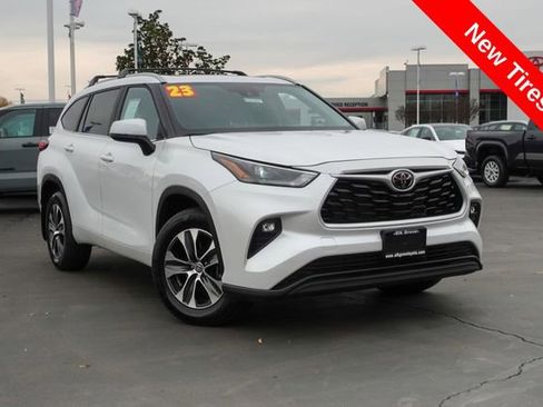 Certified 2023 Toyota Highlander XLE image 2