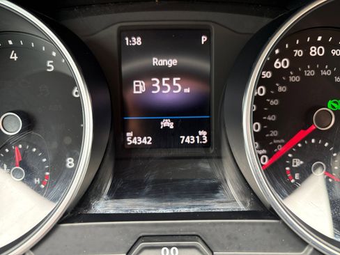 Used 2020 Volkswagen Tiguan SE w/ Panoramic Sunroof Package FWD image 2