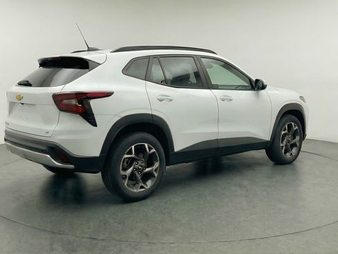 Used 2025 Chevrolet Trax LT w/ LT Convenience Package image 9