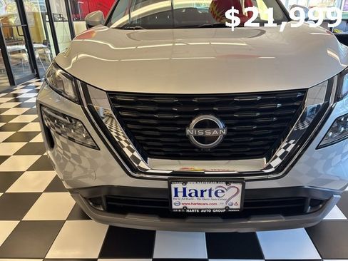 Used 2023 Nissan Rogue SV image 3