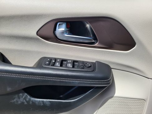 Used 2023 Chrysler Voyager LX FWD image 18
