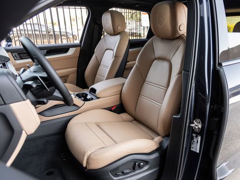 Certified 2025 Porsche Cayenne S AWD/4WD image 5